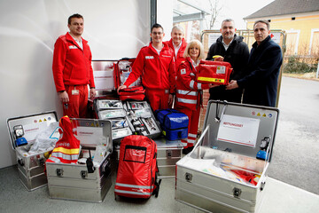 Landesrat Mag. Heinrich Dorner (2.v.r.) mit Rudersdorfs Bürgermeister Manuel Weber (r.), Burgenlands Präsidentin des Roten Kreuzes, Friederike Piringer (3.v.r.), Stefan Gindl (Stv. Dienstführer, Bezirkskatastrophenkommandant und Hauptberuflicher Rettungssanitäter der Rotes Kreuz-Dienststelle Jennersdorf), Daniel Eggenberger (Stv. Bezirkskatastrophenkommandant und Freiwilliger Notfallsanitäter, Dienststelle Jennersdorf) und dem Leiter des Rettungsdienstes des Roten Kreuz Burgenland, Hans Peter Polzer, MBA, MSc (v.l.).
