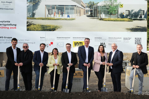 Landeshauptmann-Stellvertreterin Mag.a Astrid Eisenkopf (3.v.r.) nahm gemeinsam mit Bürgermeister Friedrich Zarits (4.v.r.) und Vizebürgermeister René Pint (r.) sowie Mag. Ronald Kain, DI Günter Klein, Dr. Mathias Moser, Dr.in Sabine Hanke, Mag. Rudolf Suttner und Eisenstadts Bürgermeister Mag. Thomas Steiner (v.l.) den Spatenstich vor.