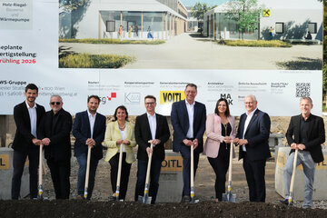 Landeshauptmann-Stellvertreterin Mag.a Astrid Eisenkopf (3.v.r.) nahm gemeinsam mit Bürgermeister Friedrich Zarits (4.v.r.) und Vizebürgermeister René Pint (r.) sowie Mag. Ronald Kain, DI Günter Klein, Dr. Mathias Moser, Dr.in Sabine Hanke, Mag. Rudolf Suttner und Eisenstadts Bürgermeister Mag. Thomas Steiner (v.l.) den Spatenstich vor.