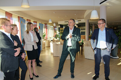 Geschäftsführerin Manuela Klawatsch, Landeshauptmann Mag. Hans Peter Doskozil und Landesholding-Geschäftsführer Hans Peter Rucker beim Gespräch mit Mitarbeiterinnen und Mitarbeitern beim Besuch im Allegria.