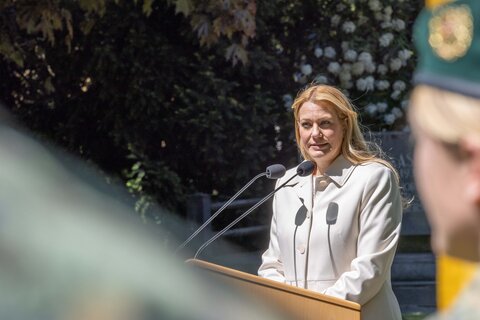 Landesrätin Daniela Winkler spricht beim Festakt zum Traditionstag der Heerestruppenschule.