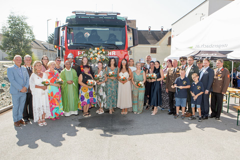 Großes Gruppenfoto mit Landesrat, Feuerwehrreferent Mag. Heinrich Dorner (10.v.r., stehend) sowie Bürgermeister Jürgen Dolesch (4.v.r., stehend) und allen beteiligten Politikerinnen und Politikern sowie den Patinnen des neuen Wechselladerfahrzeuges der Freiwilligen Feuerwehr Stegersbach.