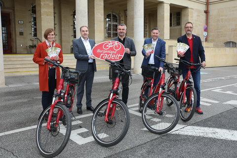 Verkehrslandesrat Mag. Heinrich Dorner und Wirtschaftslandesrat Dr. Leonhard Schneemann mit Arbeiterkammer-Präsident Gerhard Michalitsch, Wirtschaftskammer Dir.-Stv. Dr. Harald Schermann und der Leiterin der Mobilitätszentrale Burgenland, Dr.in Christine Zopf-Renner