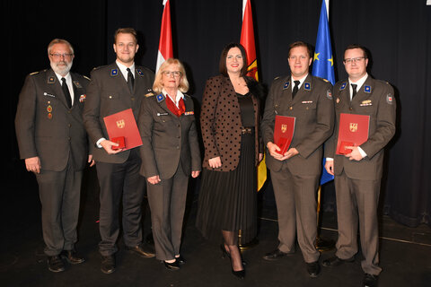 andeshauptmann-Stellvertreterin Astrid Eisenkopf, RK Burgenland GF Thomas Wallner und RK Burgenland Präsidentin Friederike Pirringer mit den Ausgezeichneten Edin Izic (2.v.l.), Dank und Anerkennung, Harald Haselbauer (2.v.r.), Verdienstkreuz des Landes Burgenland, Florian Thomas Müller(r.), Dank und Anerkennung