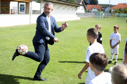 Sport-Landesrat Mag. Heinrich Dorner versuchte sich vor den Kids selbst beim Jonglieren (Gaberln).