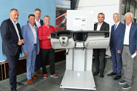  IAC entwickelt und produziert intelligentes Interieur für die führenden Autohersteller. V.l.: LH Hans Peter Doskozil, Bgm. Erich Trummer, LR Alexander Petschnig, Manfred Gingl, CEO, IAC International, LR Heinrich Dorner, David Pescoe, Chief Technical Officer, IAC International, Manfred Wesonig, IAC Neutal-Koordinator,