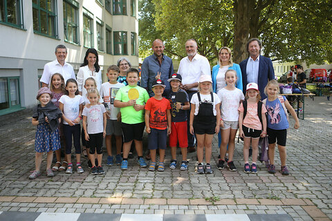 Landeshauptmann Hans Peter Doskozil und Landesrätin Daniela Winkler beim Kick Off der Lern- und Feriencamps in Pinkafeld (Archivbild)