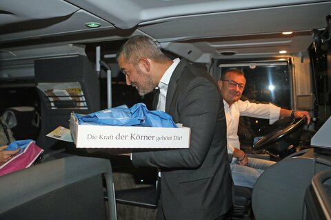 Landesrat Heinrich Dorner verteilte auch Sackerl mit Kipferl und Äpfel gefüllt direkt in den ankommenden Bussen bei der Park&Ride-Anlage in Weppersdorf.