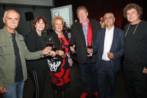 Erich Maria Schneller, Christine Teuschler (Geschäftsführung der Burgenländischen Volkshochschulen), Landtagspräsidentin Verena Dunst, Horst Horvath, Gustav Varga (Gründer der "Kalyi Jag-Mittelschule in Budapest, Privatschule, die es sich zur Aufgabe gemacht hat, Kinder aus sozial benachteiligten Familien aufzufangen und ihnen durch Bildung Halt zu geben) und Künstler Andreas Lehner (v.l.)
