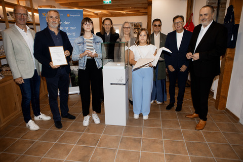 Landeshauptmann Mag. Hans Peter Doskozil (r.) mit KBB-Eventmanager Werner Glösl (Kultur Betriebe Burgenland GmbH), Bürgermeister Mag. Markus Szelinger, Karolina, Christian und Irmgard Mitterecker, Annalena, Dr. Diethard Leopold und Friedensburg Schlaining-Standortleiter Norbert Darabos (v.l.).