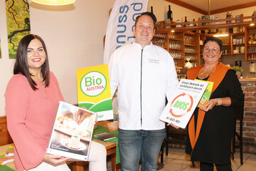 LH-Stv.in Astrid Eisenkopf mit Viktor Paisler, Heurigenrestaurant Paisler, Direktorin Ursula Piller, BEd, Schulleiterin der NMS Mattersburg in Wulkaprodersdorf