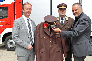 LH Hans Peter Doskozil wurde im Rahmen des Tags der Feuerwehr eine Feuerwehruniform überreicht. V.l.: LH-Stv. Johann Tschürtz, LH Hans Peter Doskozil, Landesfeuerwehrkommandant LBD Ing. Alois Kögl