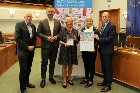Das Siegerprojekt „MMM - Mobilitäts-Musterstadt-Mattersburg“, (v.l.n.r.): VCÖ-Geschäftsführer Dr. Willi Novak, Landesrat Mag. Heinrich Dorner, die amtierende Bürgermeisterin der Stadtgemeinde Mattersburg, Ingrid Salamon, und ihre designierte Nachfolgerin, Claudia Schlager, sowie ÖBB-Postbus Regionalmanager Hubert Kuzdas;