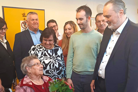 Landeshauptmann Hans Peter Doskozil gratulierte Maria Leiner, die im Kreise ihrer Familie und Freunde ihren 100. Geburtstag feierte, ganz herzlich zu ihrem besonderen Ehrentag.