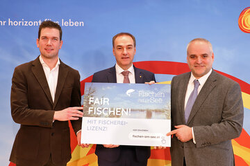 Landesrat Dr. Leonhard Schneemann (Mitte) präsentierte gemeinsam mit dem Vorstand der Esterhazy Stiftungen, DI Matthias Grün (r.) und dem Sprecher ARGE Neusiedler See-Fischerei, Fö. Ing. David Simon (l.) die neu gegründete Arbeitsgemeinschaft (ARGE) Neusiedler See-Fischerei.