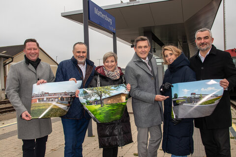 Landeshauptmann Hans Peter Doskozil, Bundesminister Peter Hanke, Landesrat Heinrich Dorner, Mattersburgs Bürgermeisterin LAbg. Dagmar Schlager, Schattendorfs Bürgermeister LAbg. Thomas Hoffmann und ÖBB-Projektleiterin Luzie Kneifel am Bahnhof Mattersburg.