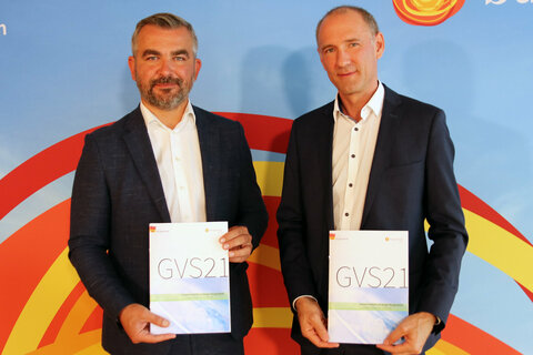 Verkehrslandesrat Heinrich Dorner und Gesamtverkehrskoordinator Peter Zinggl präsentierten den Generalverkehrsplan GVS21 in einer Pressekonferenz.