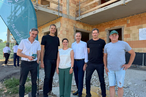 Soziallandesrat Leonhard Schneemann mit Bürgermeister LAbg. Jürgen Karall mit VertreterInnen der SOWO - So Wohnt Burgenland GmbH und beteiligten Gewerken