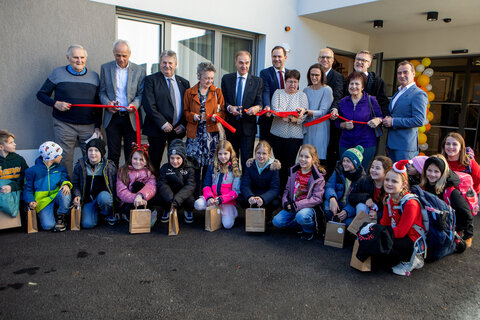 Landesrat Dr. Leonhard Schneemann (5.v.l., hinten) mit Geschäftsführer Dr. Johannes Zsifkovits (r., Soziale Dienste Burgenland), Bürgermeisterin Renate Habetler und alle Beteiligten mit den Kindern, die den Festakt feierlich umrahmten.