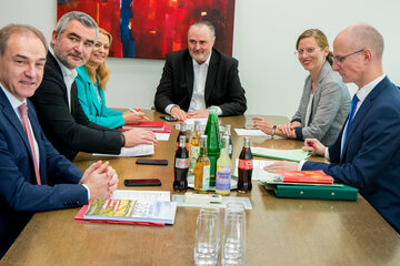 LR Dr. Leonhard Schneemann, LR Mag. Heinrich Dorner, LRin Mag.a (FH) Daniela Winkler, LH Mag. Hans Peter Doskozil, LH-Stv.in Anja-Haider-Wallner und Landesamtsdirektor Mag. Ronald Reiter, MA, bei der ersten Regierungssitzung der Burgenländischen Landesregierung.