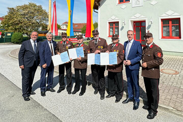 Landesrat Dr. Leonhard Schneemann und Bezirkshauptmann Peter Bubik sowie Bürgermeister Norbert Sulyok ehrten OFM Rudolf Bresnig, HLM Josef Stubits, OBI Otto Posch und OBI Herbert Vögl anlässlich ihrer 50-jährigen Feuerwehrmitgliedschaft die Ehrenmedaille des Landes Burgenland.