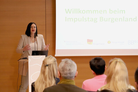 Landeshauptmann-Stellvertreterin Mag.a Astrid Eisenkopf bei ihrer Rede zur Eröffnung des Impulstages im Kultur Kongress Zentrum Eisenstadt.