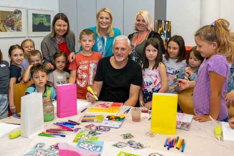 Die Rektorin der PPH Burgenland, Sabine Weisz und Landesrätin Daniela Winkler mit Künstler Wilfried Ploderer, Künstlerin Corinna Trichtl und Kindern der KinderHochSchule.