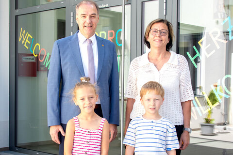 Zillingtals Bürgermeisterin Eva Karacson und Landesrat Dr. Leonhard Schneemann mit Marie, die ihr erstes Schuljahr schon in der neuen Volksschule verbrachte, und Paul.