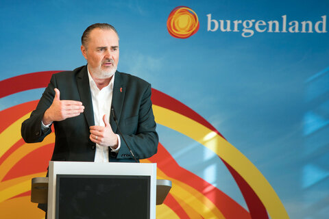 Landeshauptmann Hans Peter Doskozil, Burgenland Energie-CEO Stephan Sharma und AK-Präsident Gerhard Michalitsch bei der Präsentation des Pakets für Klarheit und Sicherheit.