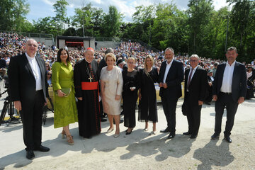Zahlreiche Fest- und Ehrengäste, mit Landeshauptmann Hans Peter Doskozil, Landtagspräsidentin Verena Dunst und LH-Stellvertreterin Mag.a Astrid Eisenkopf an der Spitze, bei der Premiere der Passionsspiele in St. Margarethen