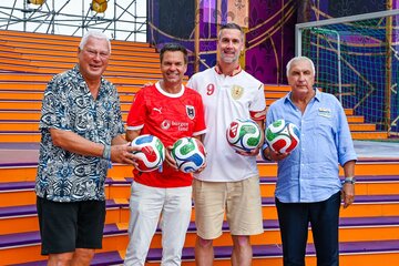 Bereit für den großen Fußballabend: Toni Polster, Burgenland Tourismus-Geschäftsführer Didi Tunkel, Stefan Maierhofer und Hans Krankl kurz vor dem Match auf der Seebühne Mörbisch (v.l.).