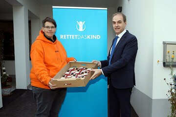 Soziallandesrat Dr. Leonhard Schneemann bekam von Barbara Fennesz die Schneemänner von "Rettet das Kind" überreicht