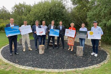 Landtagspräsidentin Verena Dunst und Wirtschaftslandesrat Dr. Leonhard Schneemann mit den beiden Geschäftsführern der Wirtschaftsagentur, Burgenland Mag. Michael Gerbavsits und Mag. Harald Zagiczek, sowie Vertretern von Südhub und StartUps