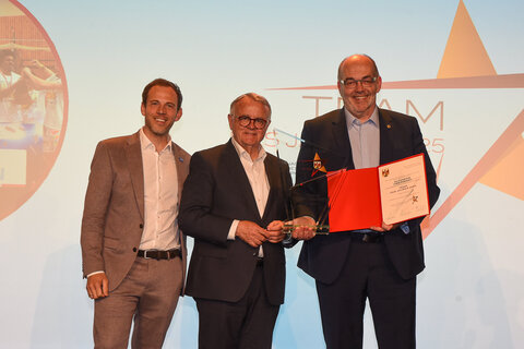 Landeshauptmann a.D., Hans Niessl, Präsident Sport Austria sowie Thomas Ebner, Firma Leier International, mit dem Manager des „Teams des Jahres“ „Gunners Oberwart“, Basketball, Thomas Linzer