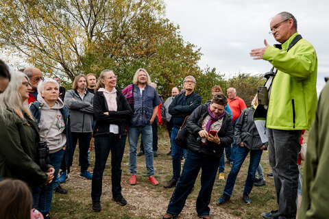 LH-Stv.in Anja Haider-Wallner besuchte im Rahmen des „Netzwerks Trittsteinbiotope“ die Rohrlusswiesen in Gattendorf.
