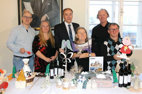 Milkovits Elisabeth und Björn Förster (Caritas Burgenland), Soziallandesrat Leonhard Schneemann, Landhauschorleiter Michael Graf und Eva und Ladislaus aus dem Haus Vitus in Wimpassing.