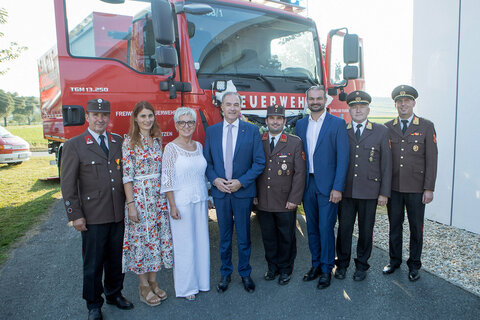 Landesrat Dr. Leonhard Schneemann (4.v.l.) mit Bürgermeister Franz Wachter (Gemeinde Deutsch Schützen - Eisenberg), Landtagsabgeordnete Dipl. Päd., DI Carina Laschober-Luif, Landtagsabgeordnete Doris Prohaska, Feuerwehr-Kommandant OBI Daniel Weber, Landtagsabgeordneter Markus Wiesler, Bezirksfeuerwehrkommandant Oberbrandrat (OBR) Wolfgang Kinelly und Abschnittsfeuerwehrkommandant ABI Alexander Wagner (v.l.).