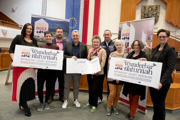Landeshauptmann-Stellvertreterin Astrid Eisenkopf, Obfrau des Vereins UNSER DORF, mit Johanna Almásy (Bernstein), Bgm. Marc Hoppel (Grafenschachen), Bgm. Christian Pintzger (Unterkohlstätten), Bürgermeisterin Renate Habetler (Bernstein), Andreas Ringhofer (Unterkohlstätten), Lore Meichenitsch und Maria Bock (beide aus Bernstein), und Marlene Hrabanek-Bunyai, Geschäftsführerin des Vereins UNSER DORF