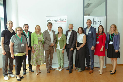 Bildungsminister Martin Polaschek, Bildungslandesrätin Daniela Winkler, Rektorin Sabine Weisz und Bildungsdirektor Heinz Josef Zitz mit MitarbeiterInnen der PPH Burgenland