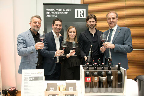 v.l.: CMO Kurt Kaiser, Burgenland Tourismus, Wein Burgenland-GF Christian Zechmeister, Vera und Flo Reumann vom Weingut Reumann in Deutschkreutz, LR Leonhard Schneemann
