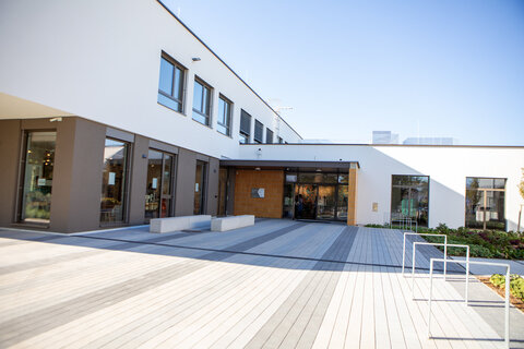 Imagebild vom Eingang des neuen CERAMICO Campus in Stoob.
