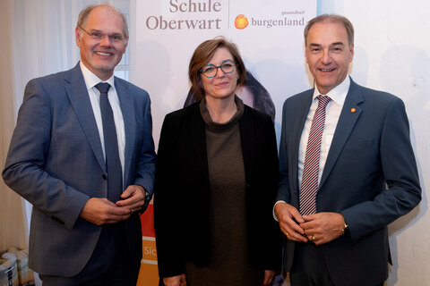 Gesundheit Burgenland, Kaufmännischer Direktor Mag. Franz Öller, MBA, MPH, Direktorin Gabriele Ehrenhöfer, MSc, Schule für allgemeine Gesundheits- und Krankenpflege Oberwart sowie Landesrat Dr. Leonhard Schneemann (v.l.) überreichten die Diplome an die Absolventinnen und den Absolventen zur Pflegefachassistenz.