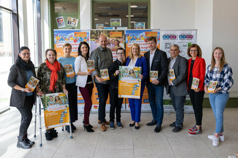 Carina Pinzker, BEd, und Daniel Karacsonyi, BEd MA MEd, (Projektleitung), Familien- und Bildungslandesrätin Mag.a (FH) Daniela Winkler, Oberpullendorfs Bürgermeister Johann Heisz, Reinhardt Magedler (Direktor MS Oberpullendorf), Ruth Lang, MSc MA (Direktorin ASO Oberpullendorf) und Celine Weiss (Standortleiterin Oberpullendorf) mit Cilian von der ASO Oberpullendorf und den Müttern Manuela Gross und Sandra Keppel.