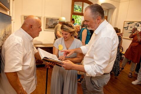 Harro Pirch, Claudia Priber und Landeshauptmann Hans Peter Doskozil schmökerten im neuen Buch „Kunst und Leben im Paradies“.
