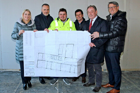 Gleichenfeier für den Umbau und die Erweiterung der NMS Neudörfl: LRin Daniela Winkler, Landeshauptmann Hans Peter Doskozil, Thorsten Ernst, LR Christian Illedits, Bgm. Dieter Posch, OSG-GF Alfred Kollar