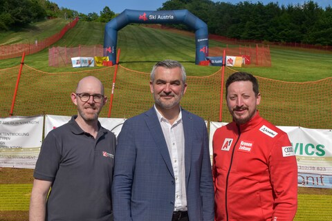Schizentrum Rettenbach Obmann Thomas Auer, Sportlandesrat Heinrich Dorner und Obmann-Stellvertreter und Referatsleiter Grasski von Ski Austria Burgenland Daniel Gschwandtner vor Rennbeginn bei der Weltcup-Piste in Rettenbach