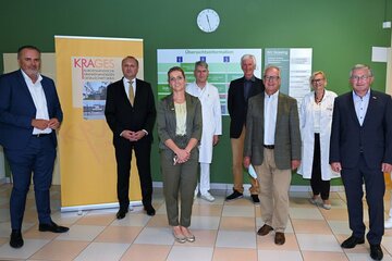 Landeshauptmann Hans Peter Doskozil, Aufsichtsratsvorsitzender der KRAGES, Primarius Dr. Wilfried Horvath, Ärztlicher Direktor des KH Güssing, und Mag. Hubert Eisl, MBA, Geschäftsführer der KRAGES