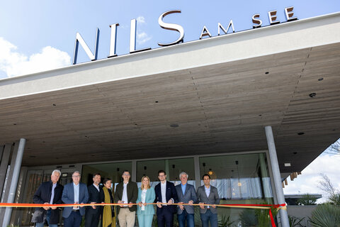 Landesrätin Mag.a (FH) Daniela Winkler (4.v.r.) durchschnitt das Band zur offiziellen Eröffnung des Hotels "Nils am See" in Weiden am See.