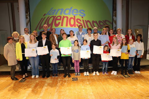 Landesrätin Mag.a (FH) Daniela Winkler (2.v.l. vorne) überreichte die Urkunden an die Jugendchöre, die heute, Mittwoch, im Haydnsaal des Schlosses auftraten.