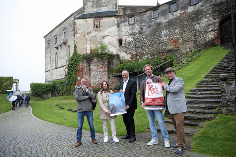 Bühnendesigner Peter Schaberl, Intendantin Marianne Resetarits, Landeshauptmann Hans Peter Doskozil, Musical-Darsteller Markus Neugebauer und Musiker Franz Alexander Langer (v.l.) laden zum Musical "Kinky Boots" auf die Burg nach Güssing ein.